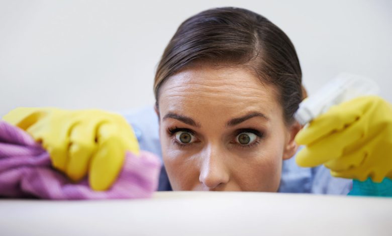 Mania de limpeza e organização podem ser sinais de Transtorno Obsessivo Compulsivo